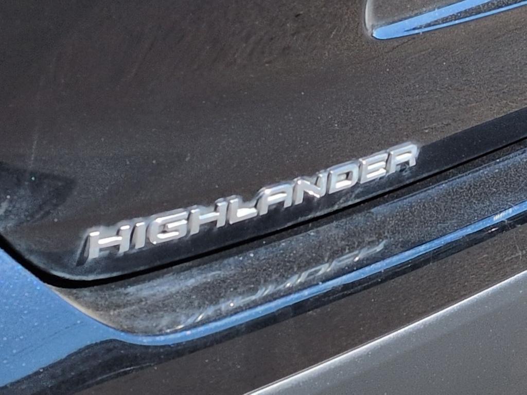 Thumbnail: 2023 Toyota Highlander - 6