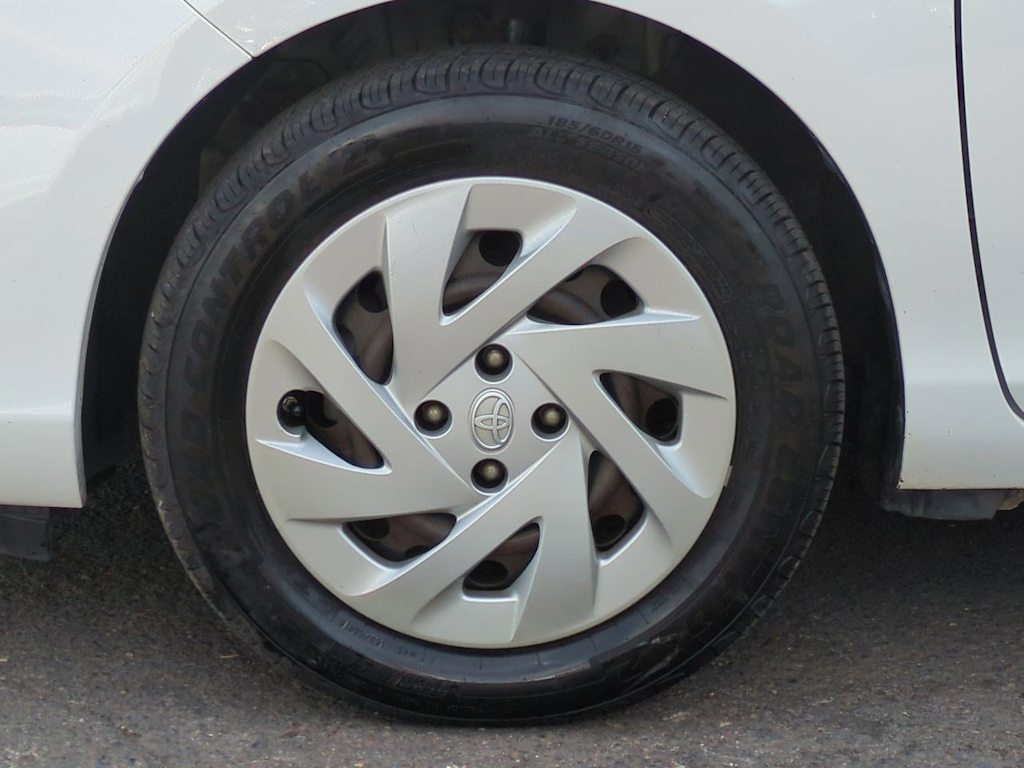 Thumbnail: 2016 Toyota Prius c - 8