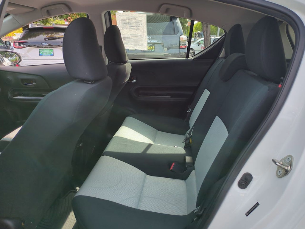 Thumbnail: 2016 Toyota Prius c - 27