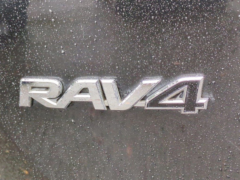 Thumbnail: 2018 Toyota RAV4 - 25
