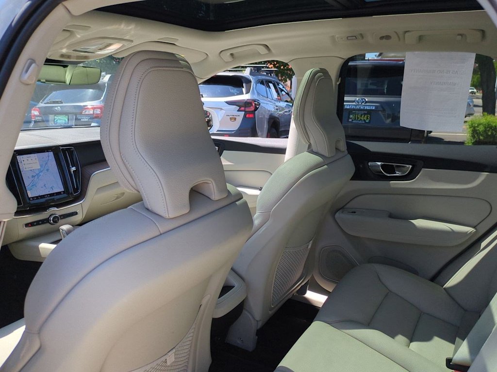 Thumbnail: 2022 Volvo XC60 - 12
