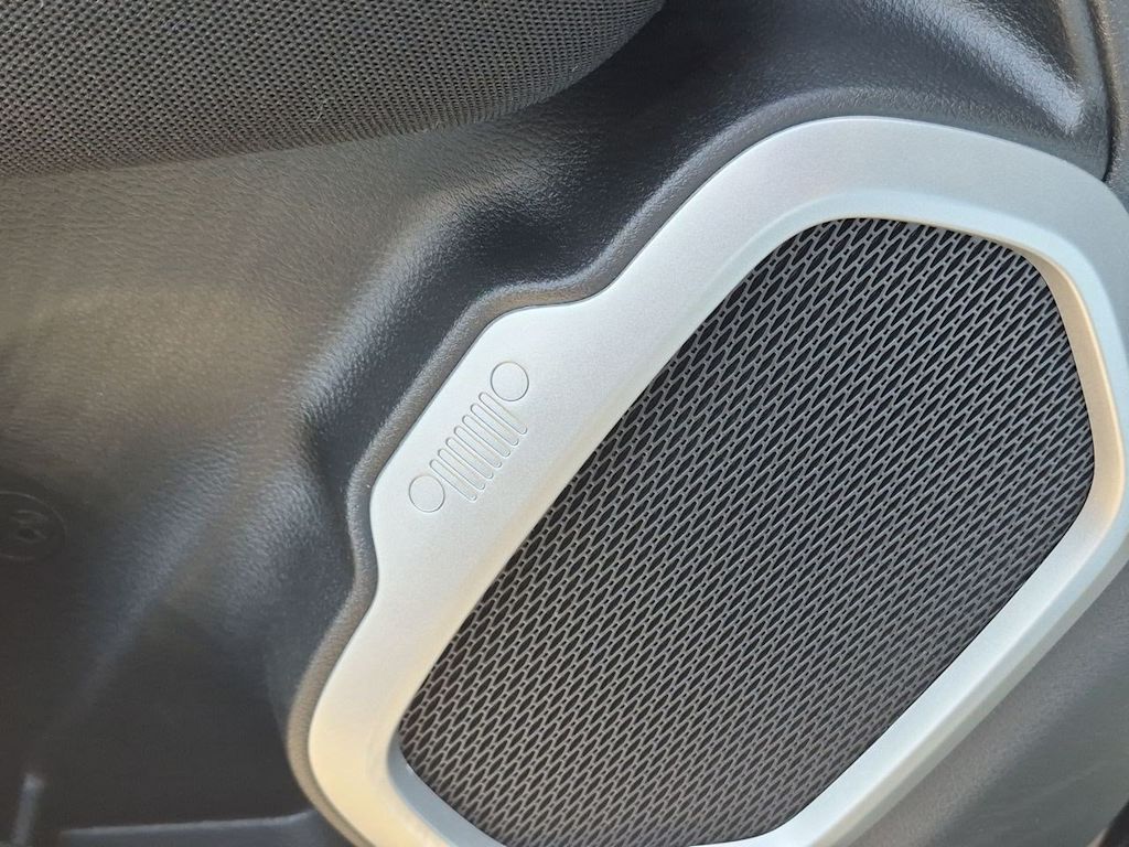 Thumbnail: 2020 Jeep Renegade - 34