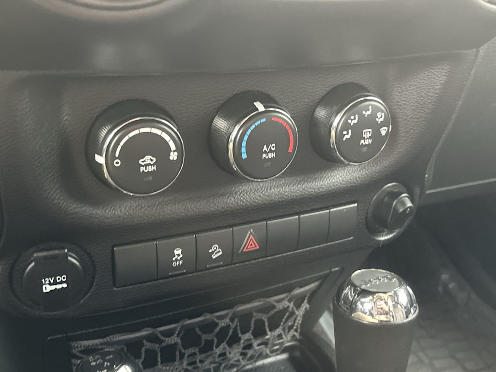 Thumbnail: 2015 Jeep Wrangler - 16