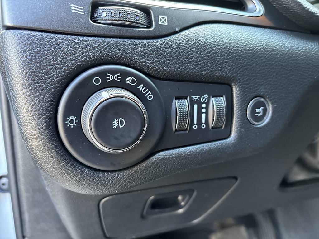 Thumbnail: 2022 Jeep Cherokee - 14