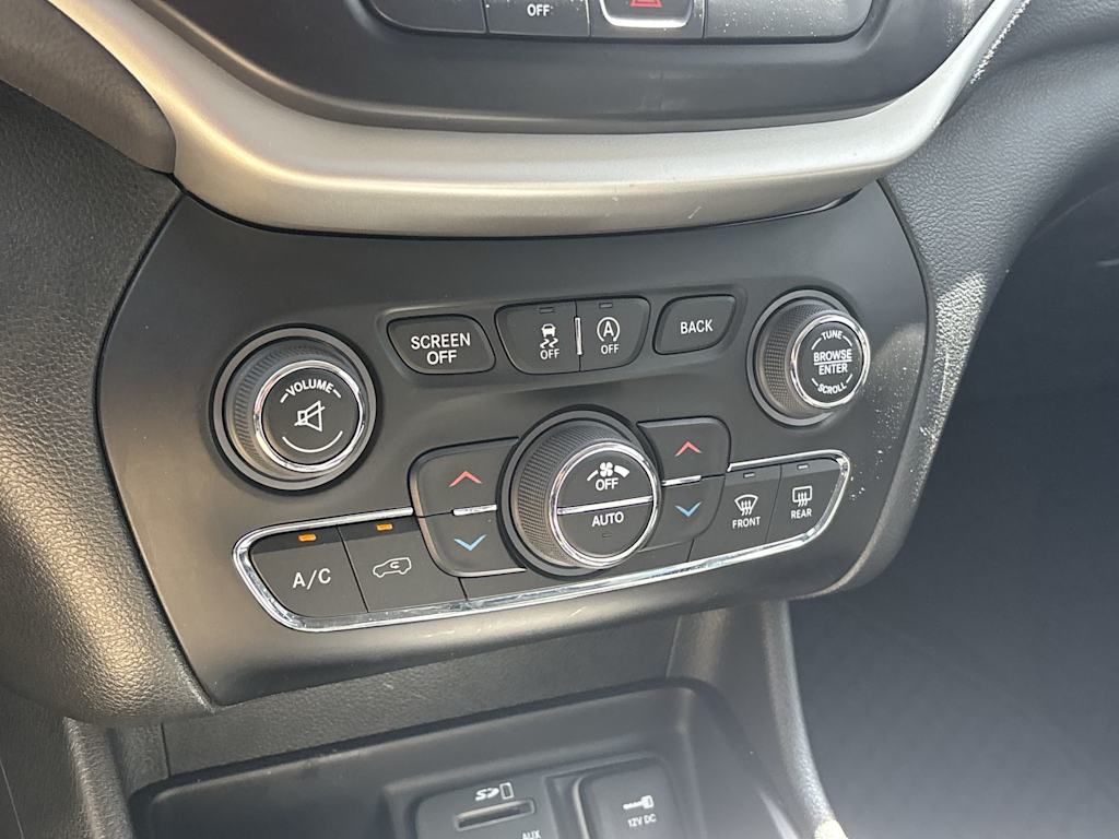Thumbnail: 2018 Jeep Cherokee - 21