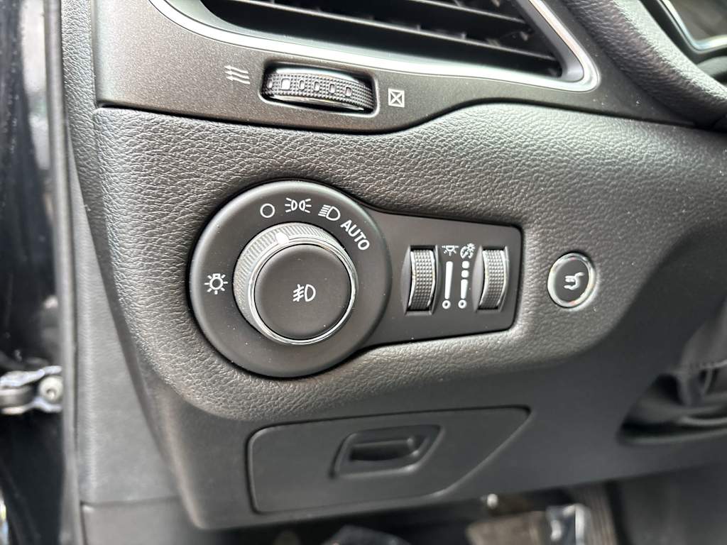 Thumbnail: 2022 Jeep Cherokee - 16