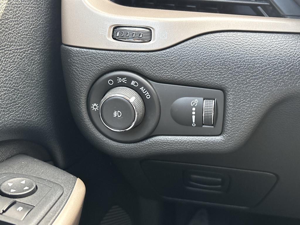 Thumbnail: 2018 Jeep Cherokee - 12