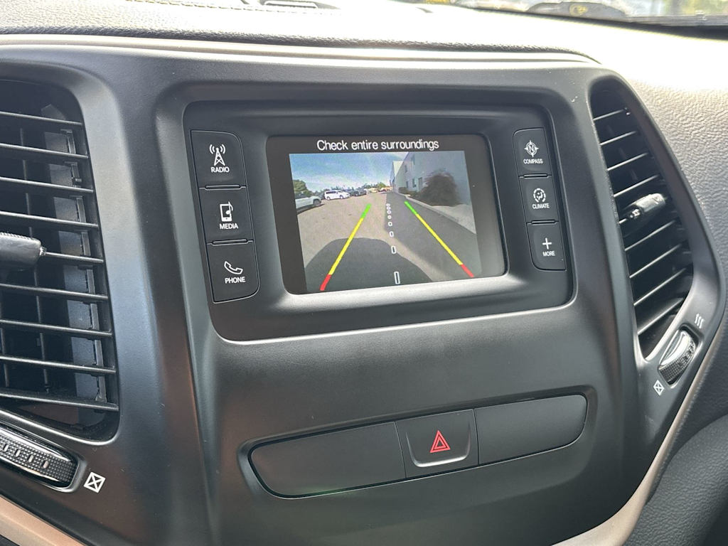 Thumbnail: 2018 Jeep Cherokee - 21