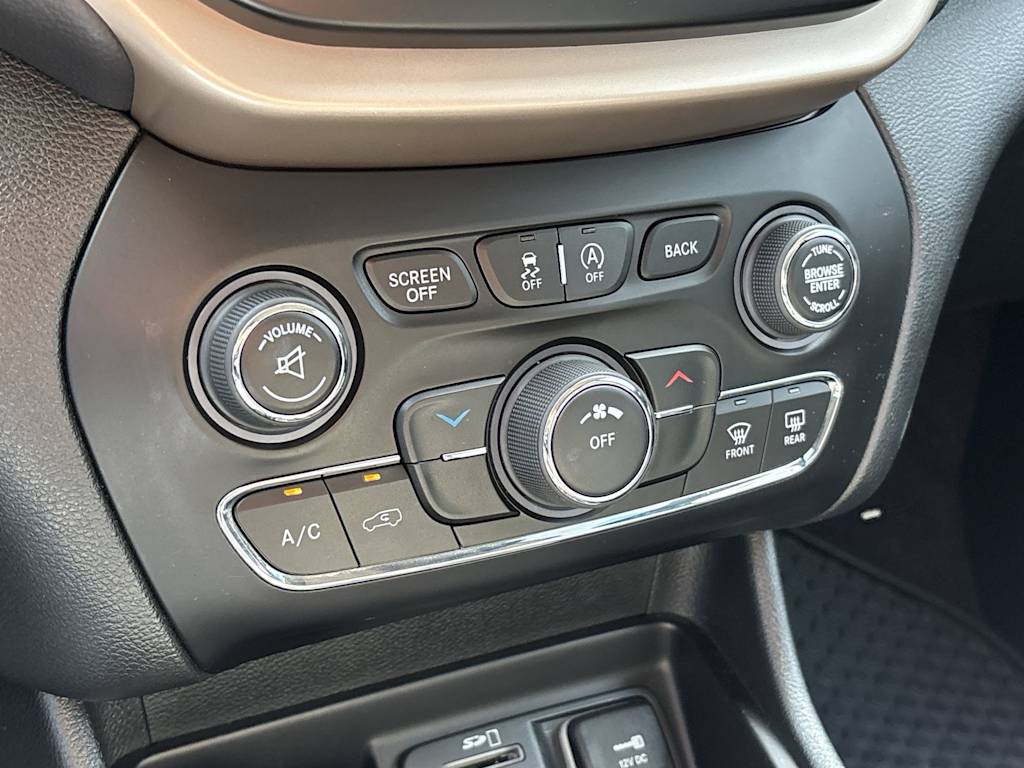 Thumbnail: 2018 Jeep Cherokee - 22