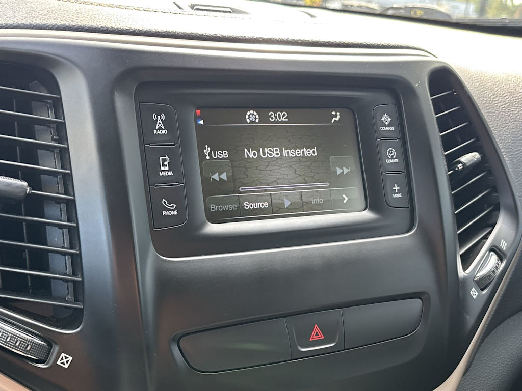Thumbnail: 2018 Jeep Cherokee - 16