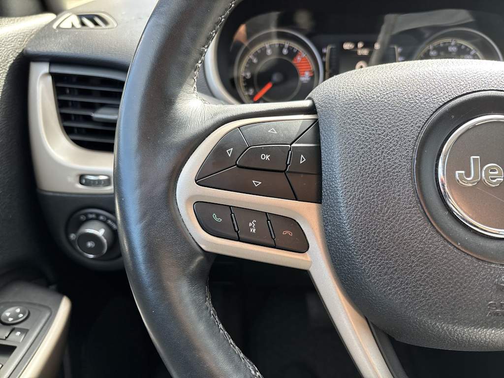 Thumbnail: 2018 Jeep Cherokee - 13