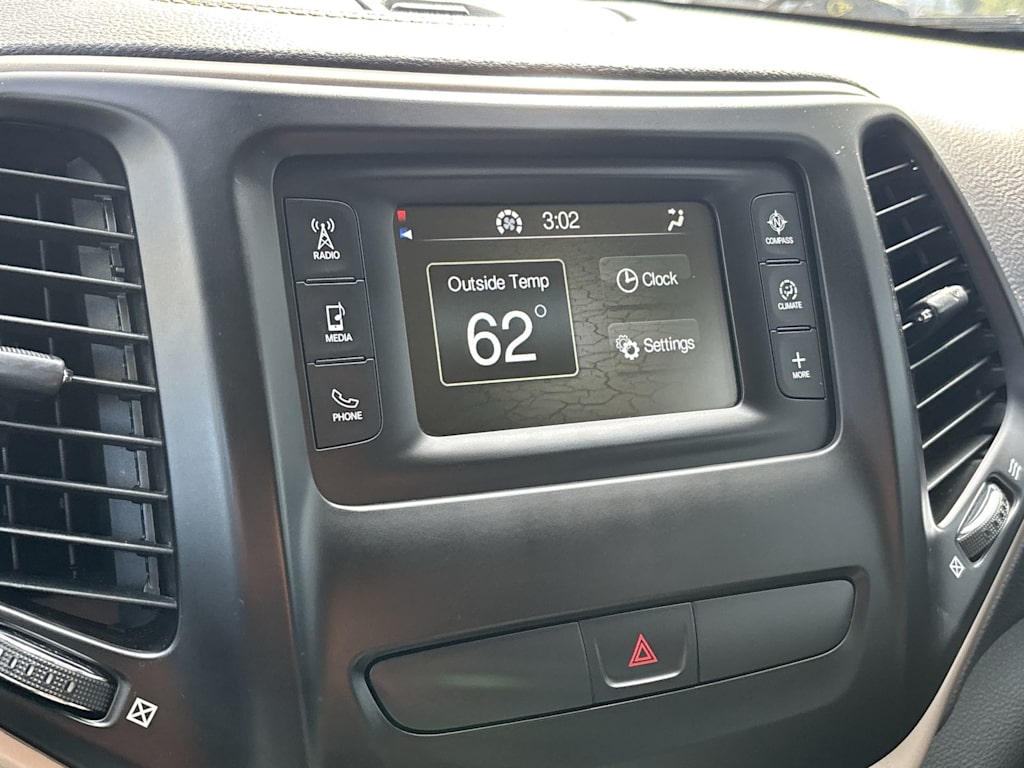 Thumbnail: 2018 Jeep Cherokee - 24