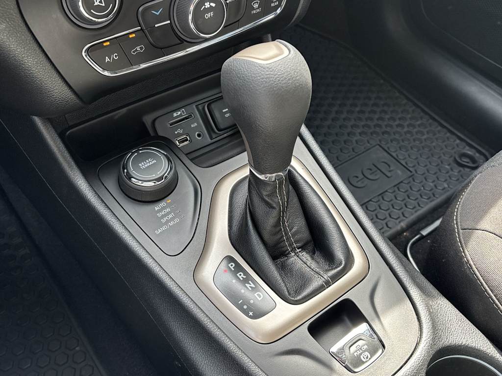 Thumbnail: 2018 Jeep Cherokee - 23