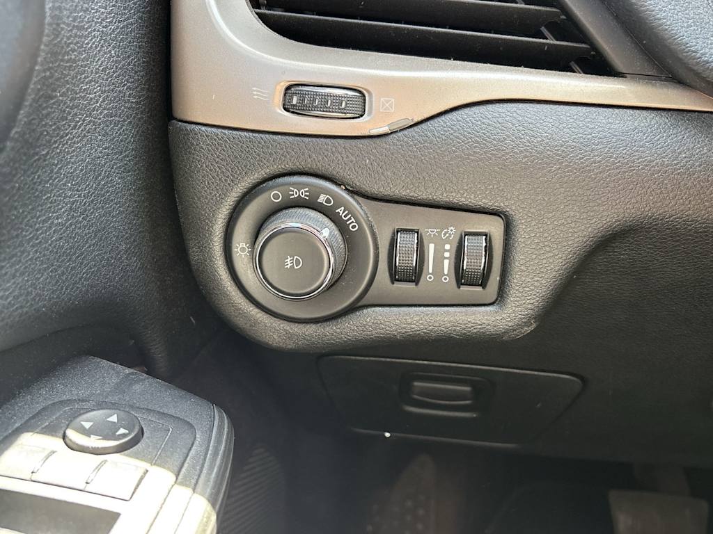 Thumbnail: 2015 Jeep Cherokee - 13