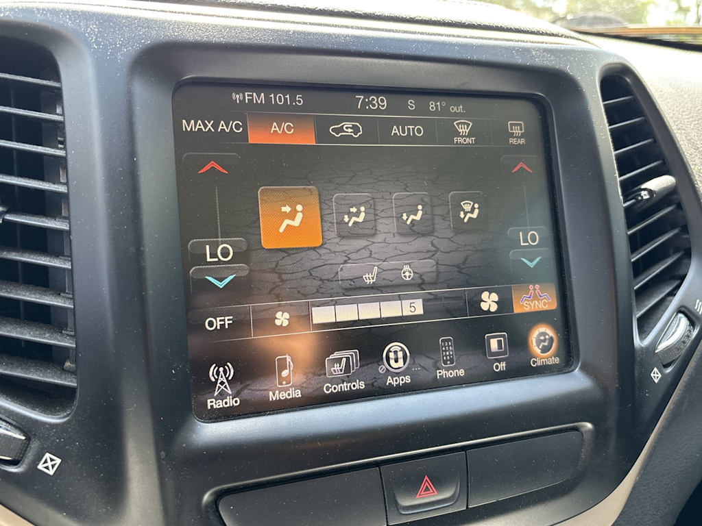 Thumbnail: 2015 Jeep Cherokee - 17