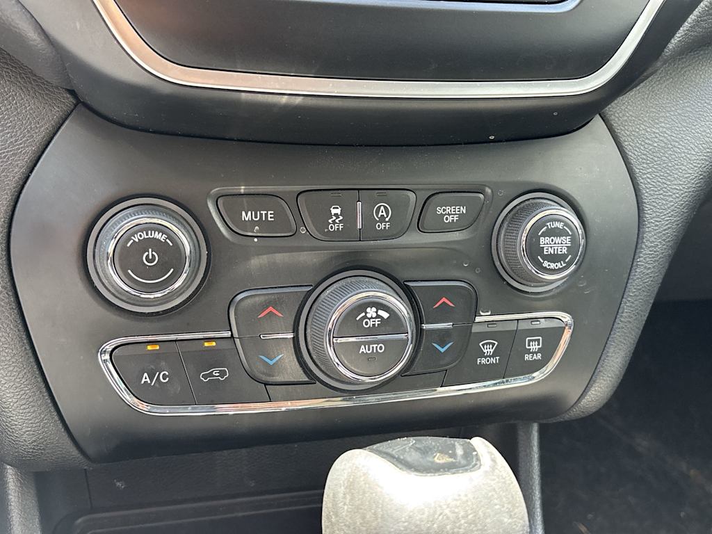 Thumbnail: 2019 Jeep Cherokee - 20