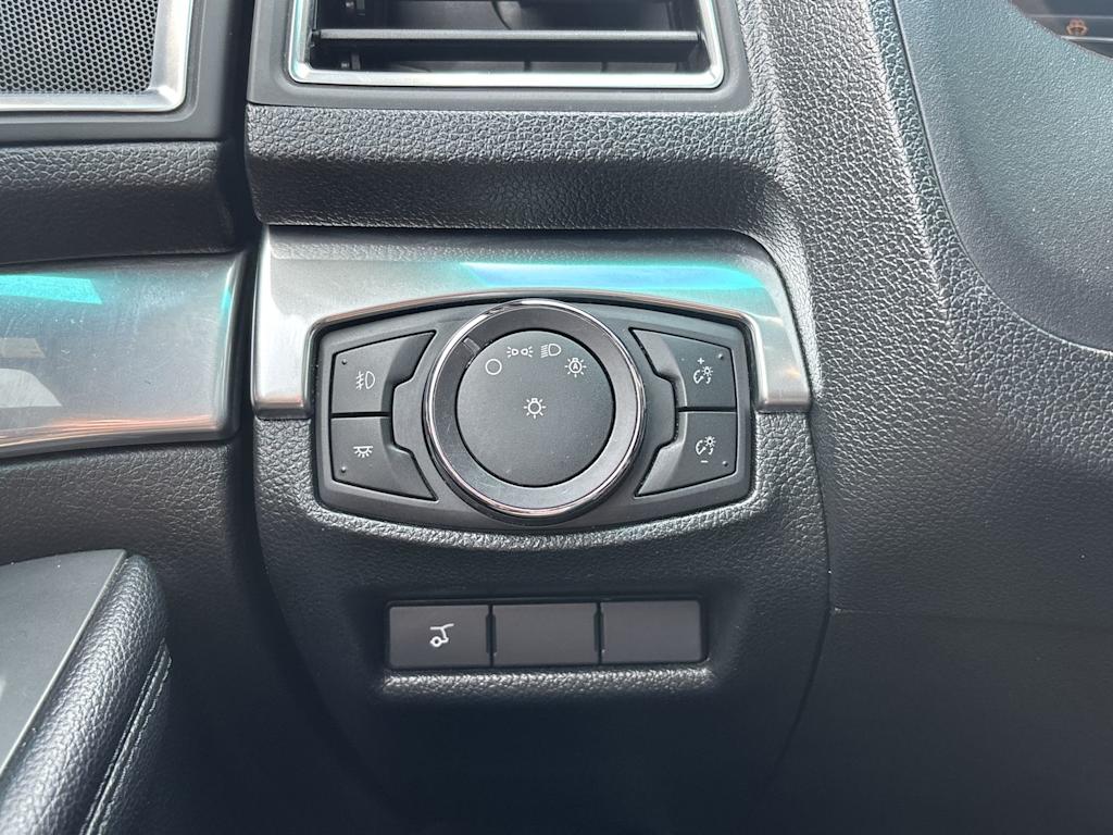 Thumbnail: 2016 Ford Explorer - 18