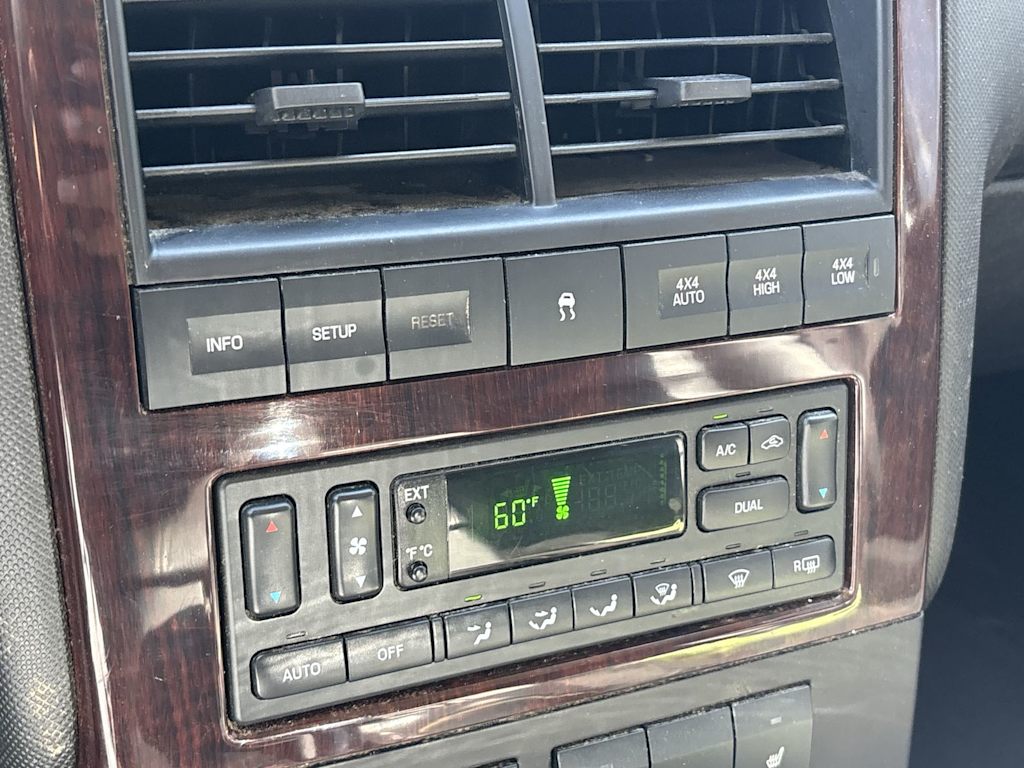 Thumbnail: 2010 Ford Explorer - 18