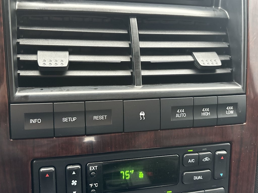 Thumbnail: 2010 Ford Explorer - 20