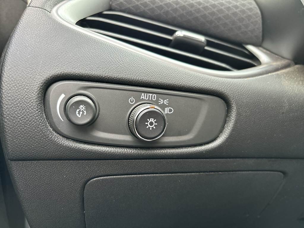 Thumbnail: 2017 Chevrolet Malibu - 12