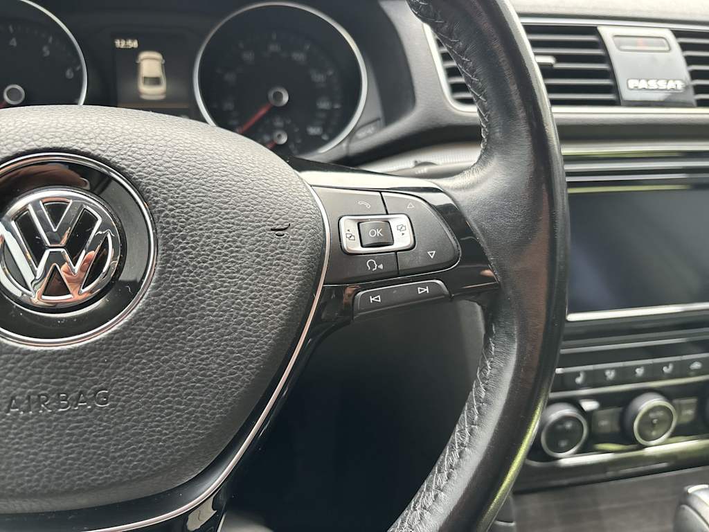 Thumbnail: 2018 Volkswagen Passat - 15