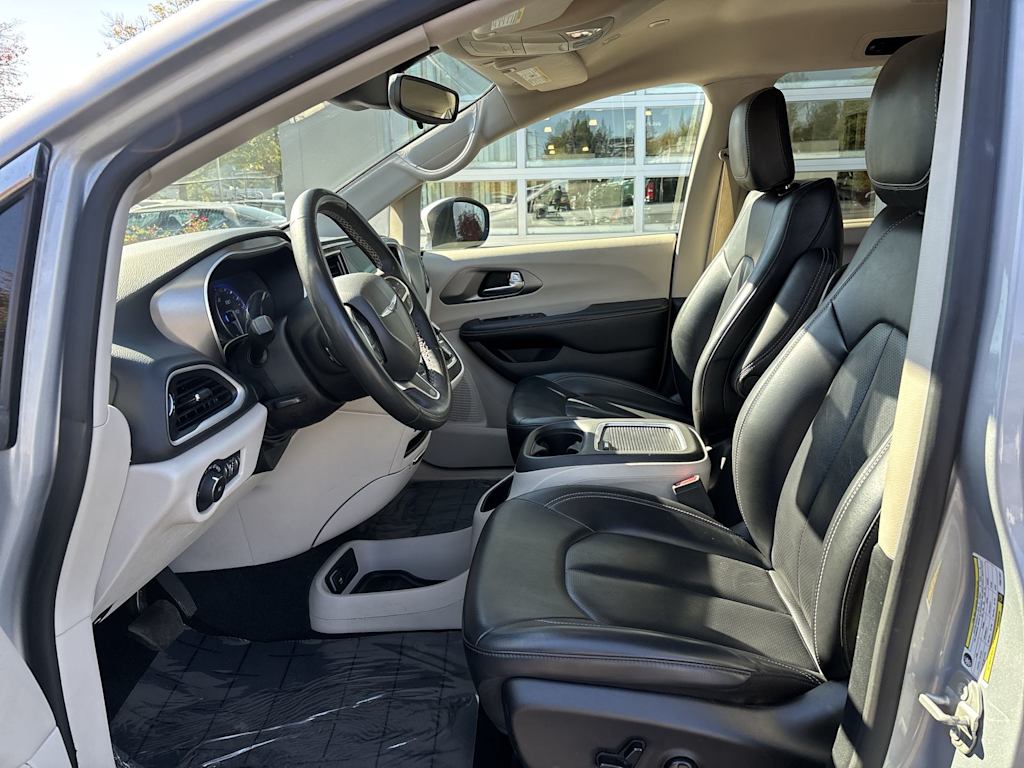 Thumbnail: 2023 Chrysler Pacifica - 6