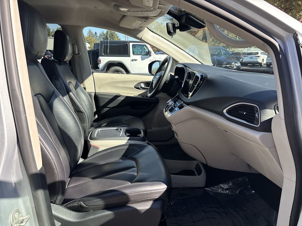 Thumbnail: 2023 Chrysler Pacifica - 5