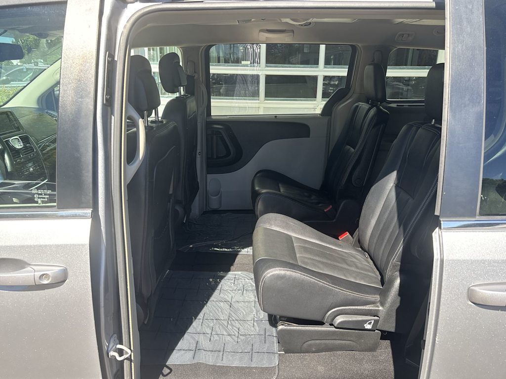 Thumbnail: 2015 Chrysler Town & Country - 15