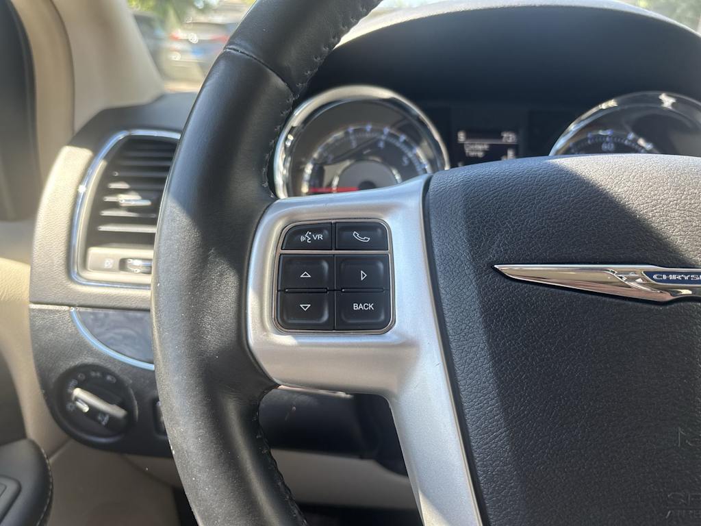 Thumbnail: 2015 Chrysler Town & Country - 16