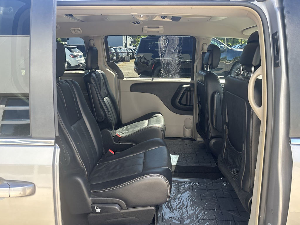 Thumbnail: 2015 Chrysler Town & Country - 9