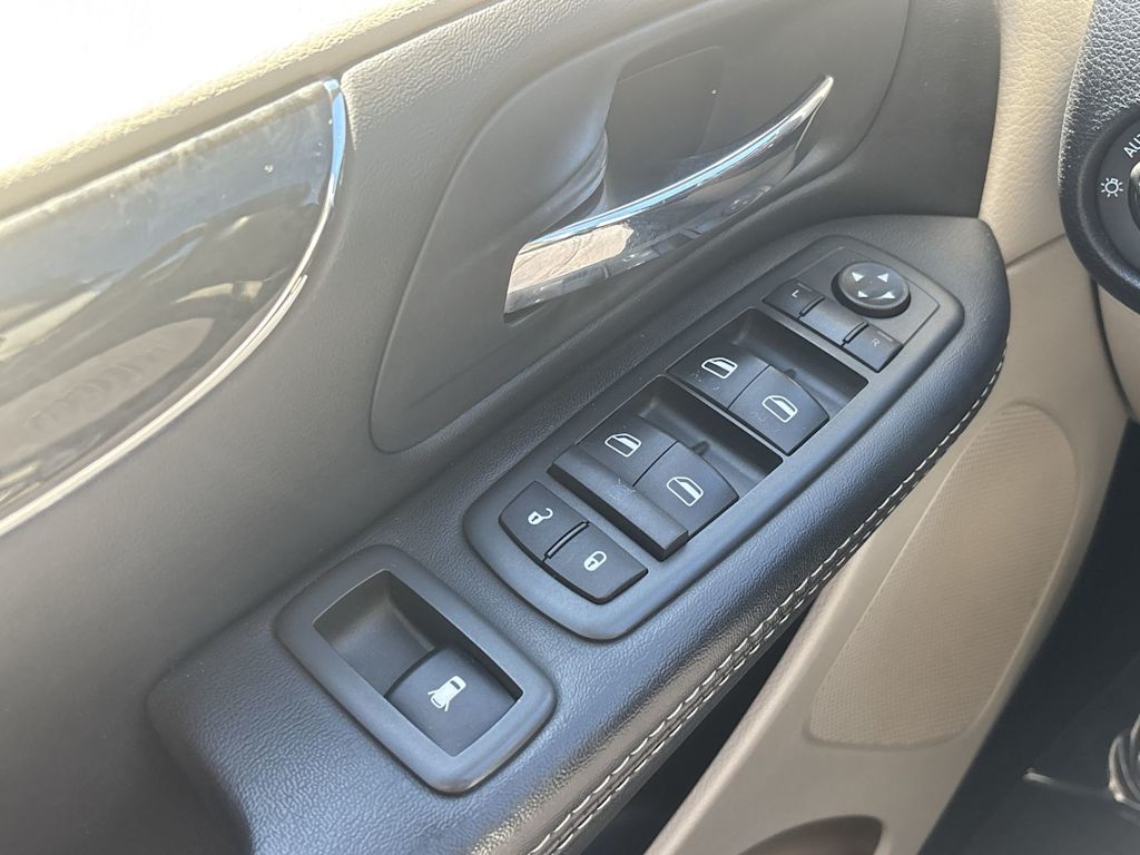 Thumbnail: 2015 Chrysler Town & Country - 29