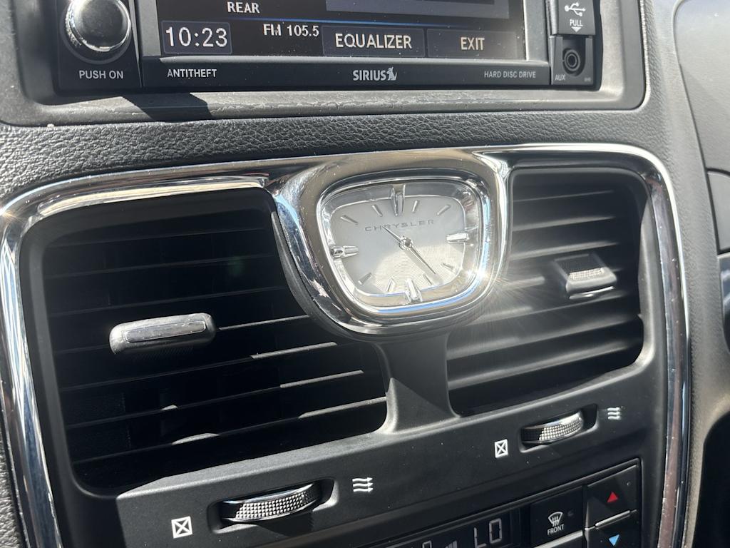 Thumbnail: 2015 Chrysler Town & Country - 24