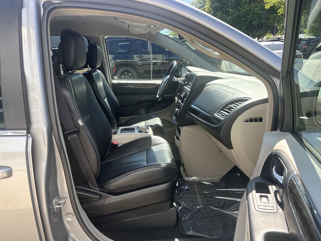Thumbnail: 2015 Chrysler Town & Country - 7