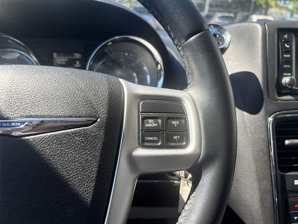 Thumbnail: 2015 Chrysler Town & Country - 17