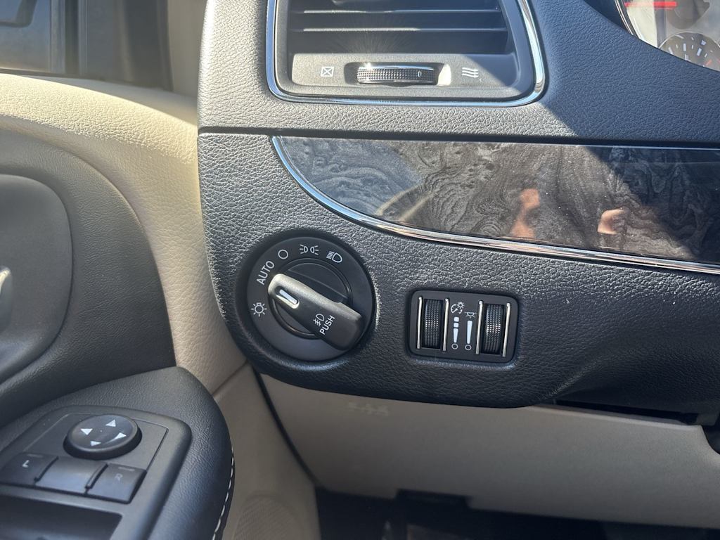 Thumbnail: 2015 Chrysler Town & Country - 18