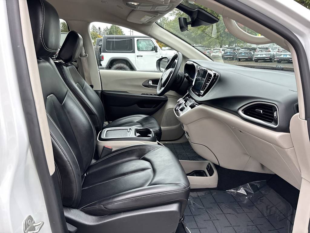 Thumbnail: 2023 Chrysler Pacifica - 6