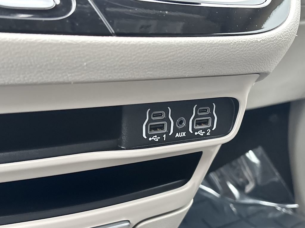 Thumbnail: 2023 Chrysler Pacifica - 26