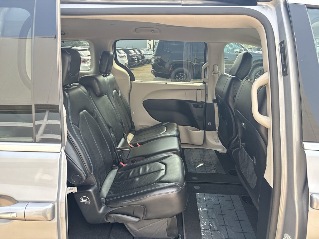 Thumbnail: 2021 Chrysler Pacifica - 8