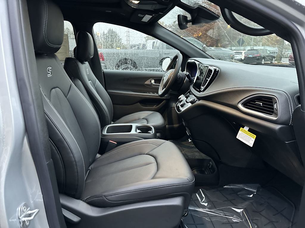 Thumbnail: 2026 Chrysler Pacifica - 6