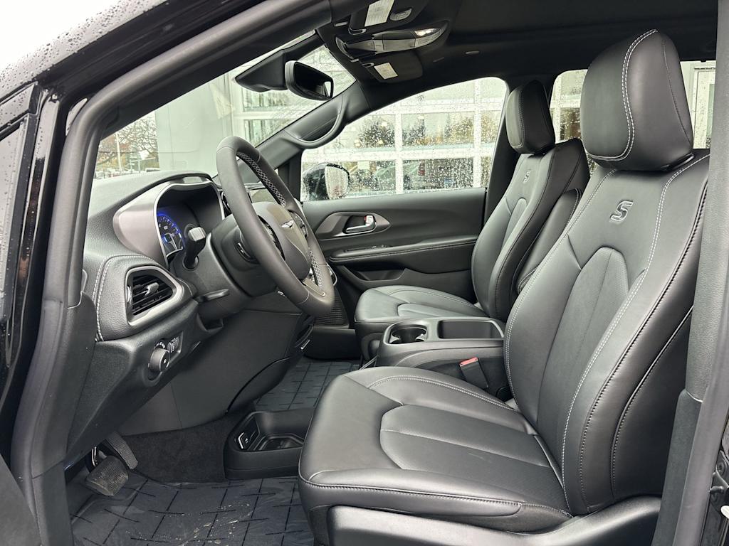 Thumbnail: 2026 Chrysler Pacifica - 9