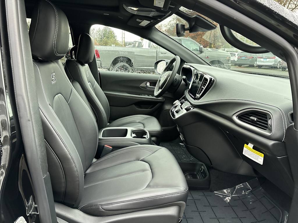 Thumbnail: 2026 Chrysler Pacifica - 8