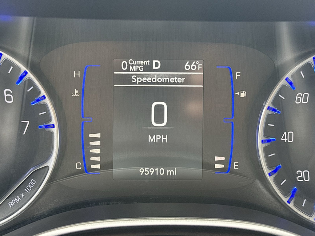 Thumbnail: 2020 Chrysler Voyager - 7