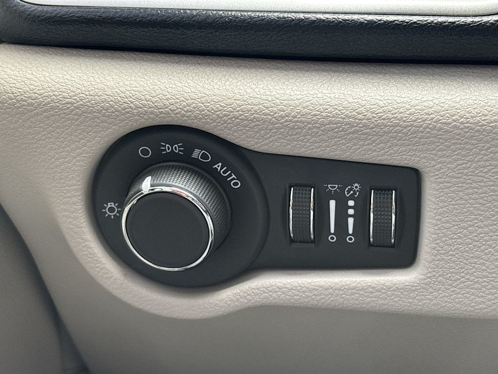 Thumbnail: 2020 Chrysler Voyager - 13