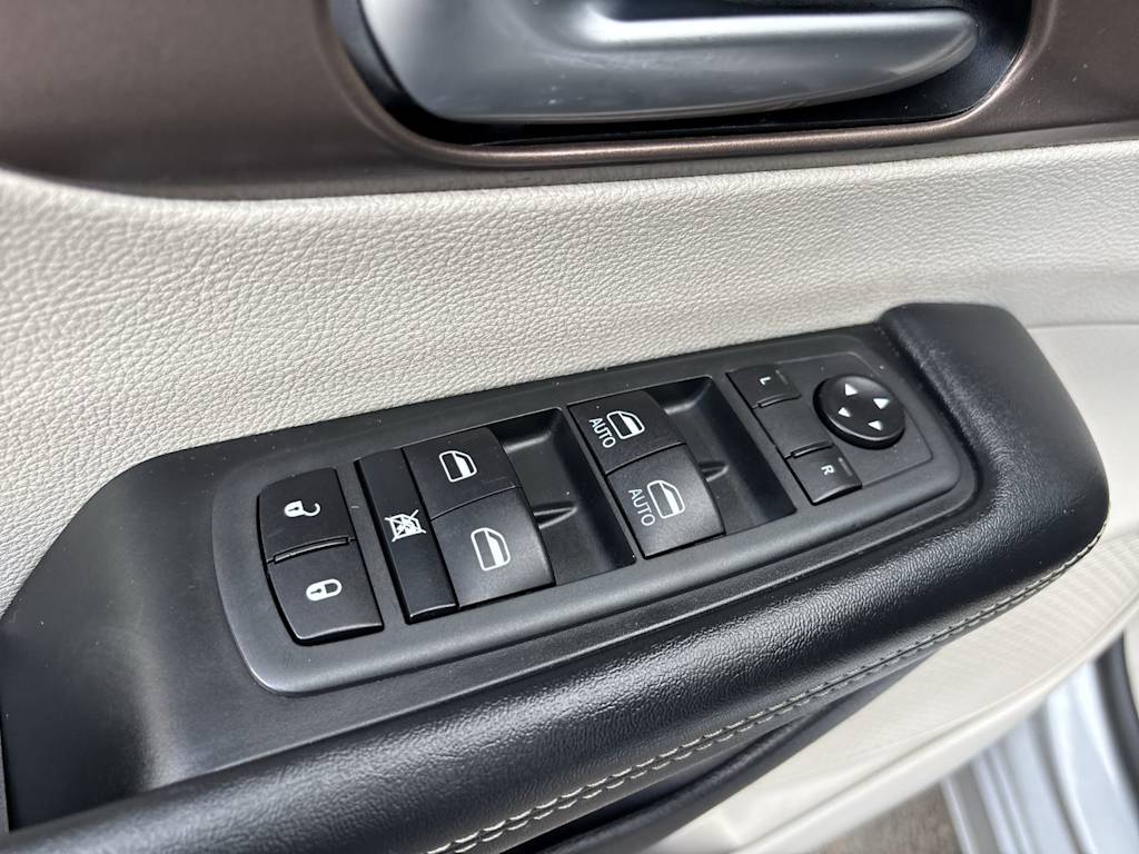 Thumbnail: 2020 Chrysler Voyager - 12