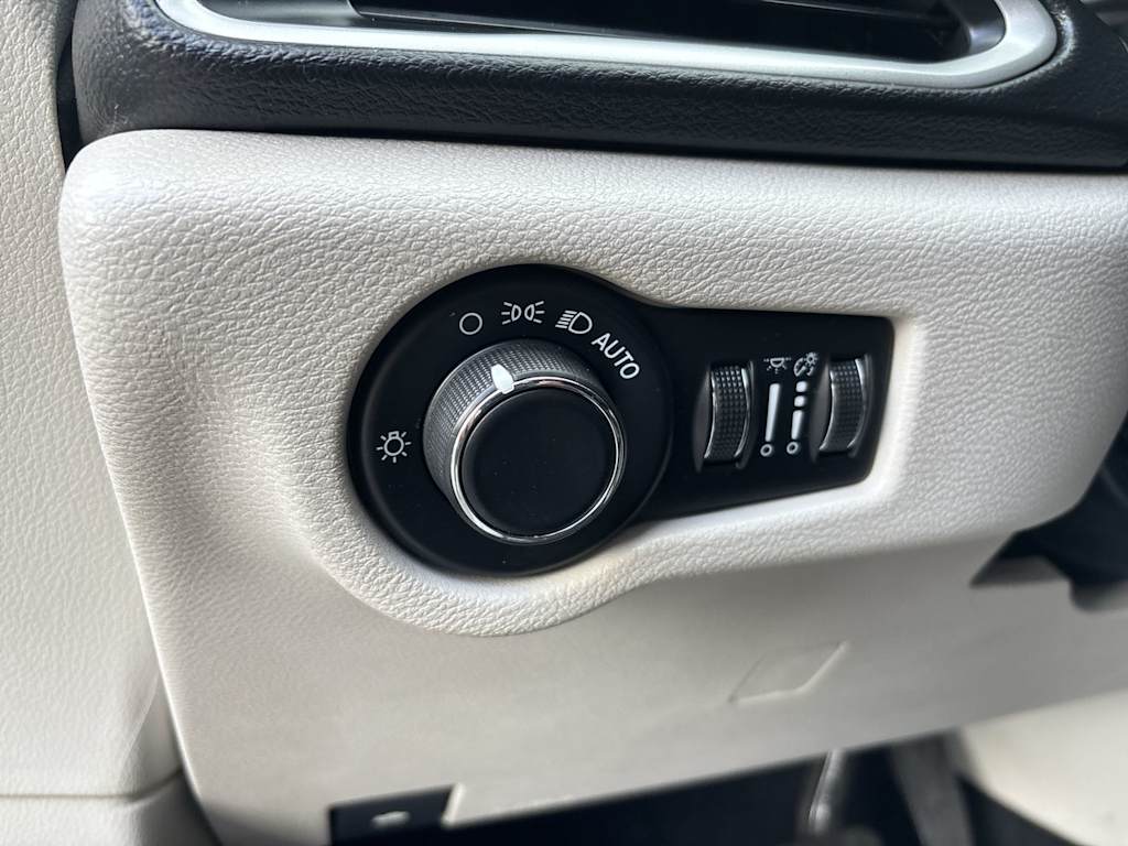 Thumbnail: 2020 Chrysler Voyager - 13