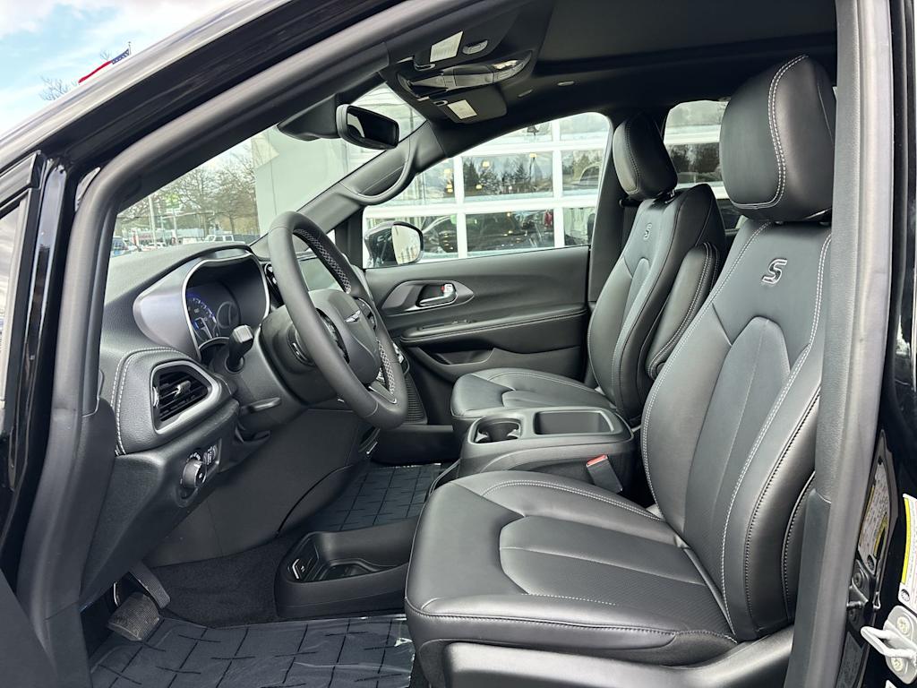 Thumbnail: 2026 Chrysler Pacifica - 7