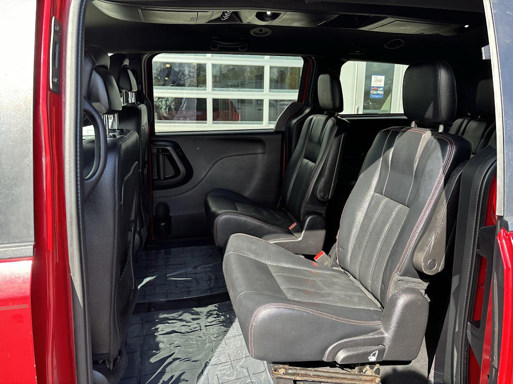 2016 Dodge Grand Caravan R/T 17