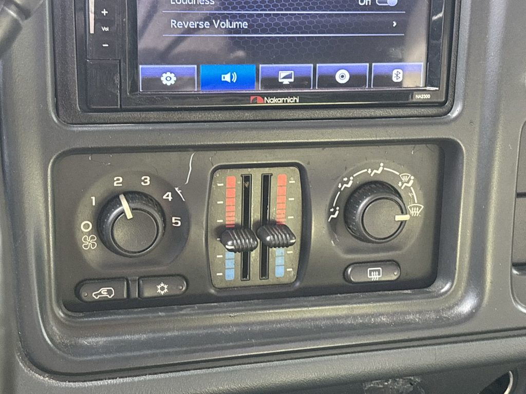 Thumbnail: 2004 Chevrolet Silverado 1500 - 22