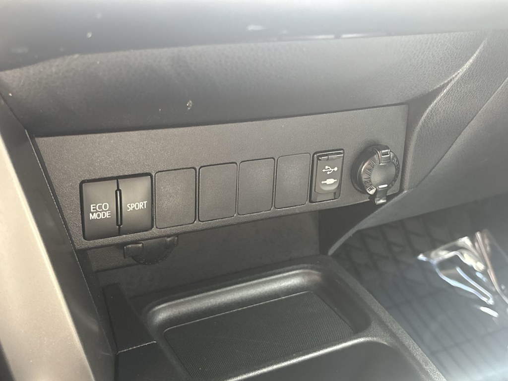 Thumbnail: 2016 Toyota RAV4 - 27