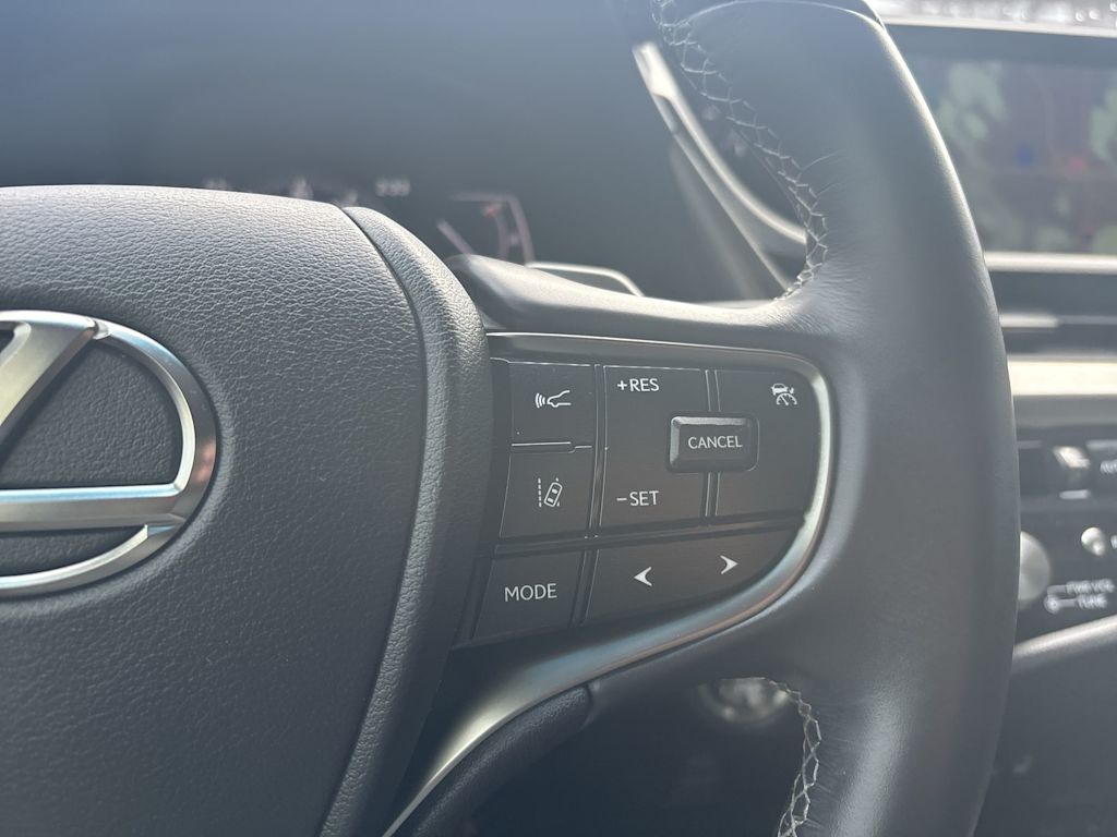 Thumbnail: 2021 Lexus ES - 17